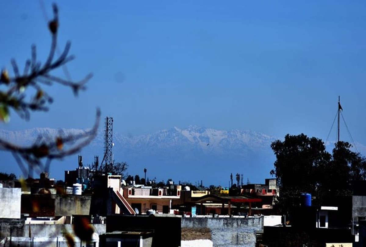 जालंधर से नजर आतीं धौलाधार की चोटियां