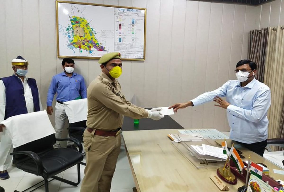 constable asks Rampur DM to show pass while caught roaming outside during lockdown