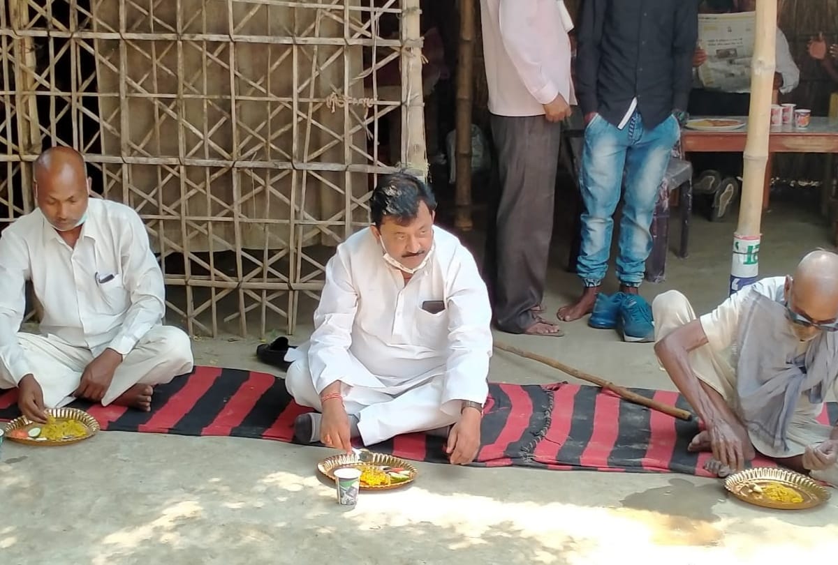 BJP mp eating food with people of quarantine during to coronavirus in kushinagar