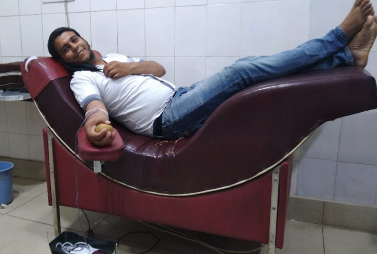 Three man Donating Blood to a friend sister Patient in gorakhpur