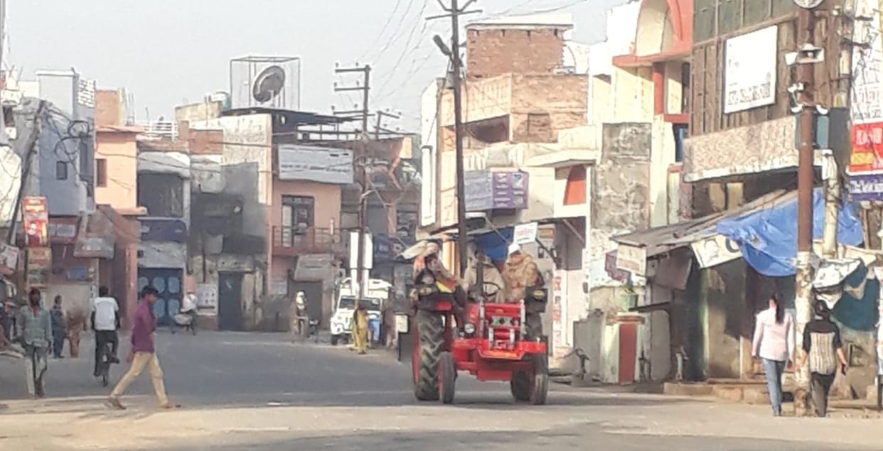 Some people come out of the houses as soon as the police leaves