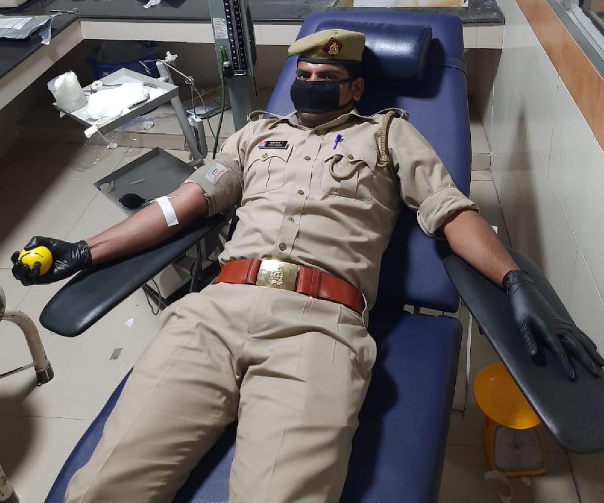 police,blood dobation,corona,lockdown