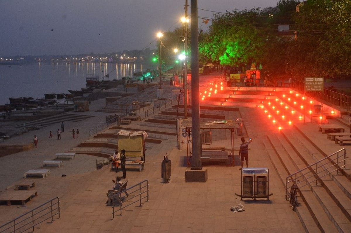 Coronavirus Lockdown in Uttar Pradesh (UP) varanasi News in Hindi: no one on ganga ghat of varanasi
