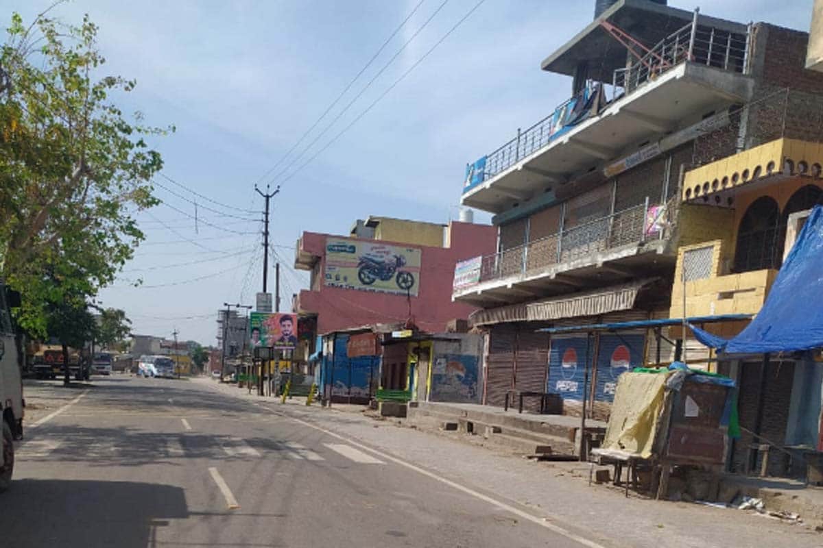 Lockdown Update west up news in hindi: corona virus reaches the countryside from the city, Police deployed in sealed Hotspot