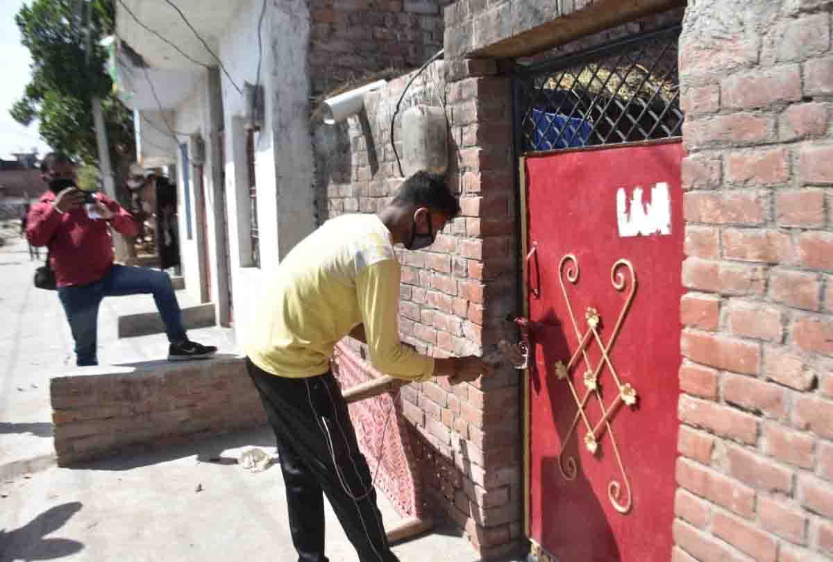 Broken house lock on information of Corona suspect