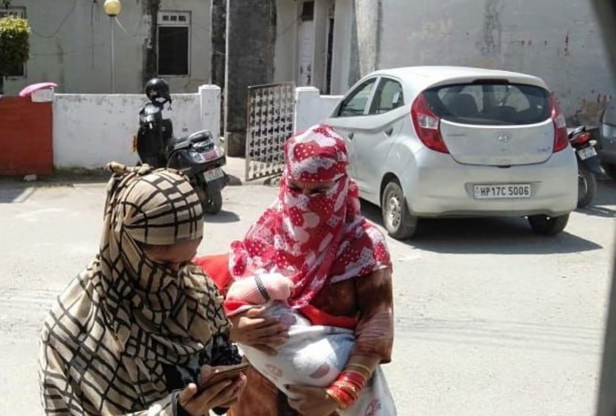 woman requested to SDM paonta sahib in sirmour himachal pradesh