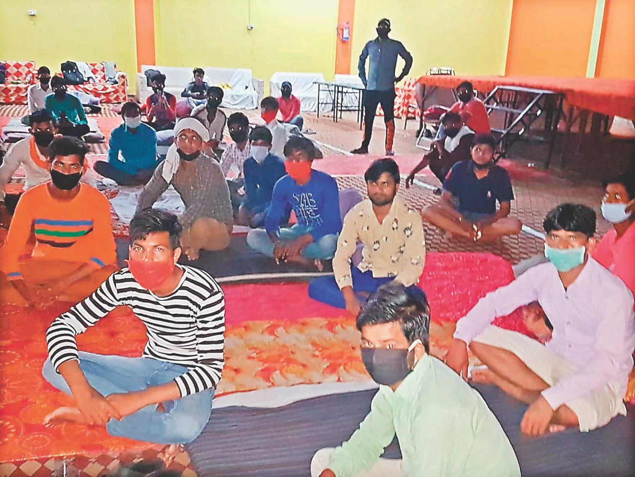 Coronavirus lockdown Uttarakhand: Other state Many People Sit on protest in haridwar