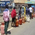 भोपाल में गैस सिलेंडर लेने के लिए लाइन में लगे लोग