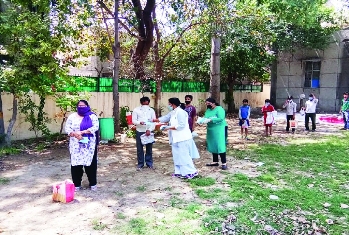 Women are helping the needy by making masks in delhi