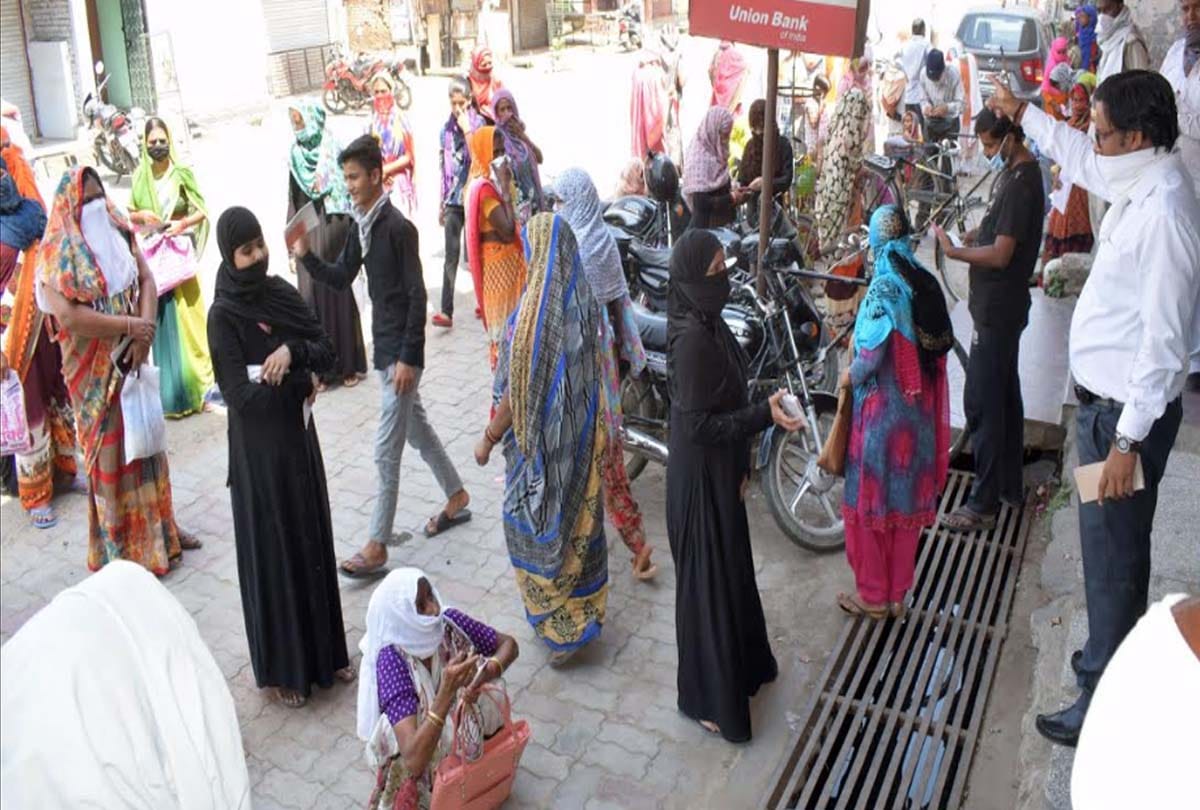 lockdown news in hardoi, Bank management upset due to rush of customers