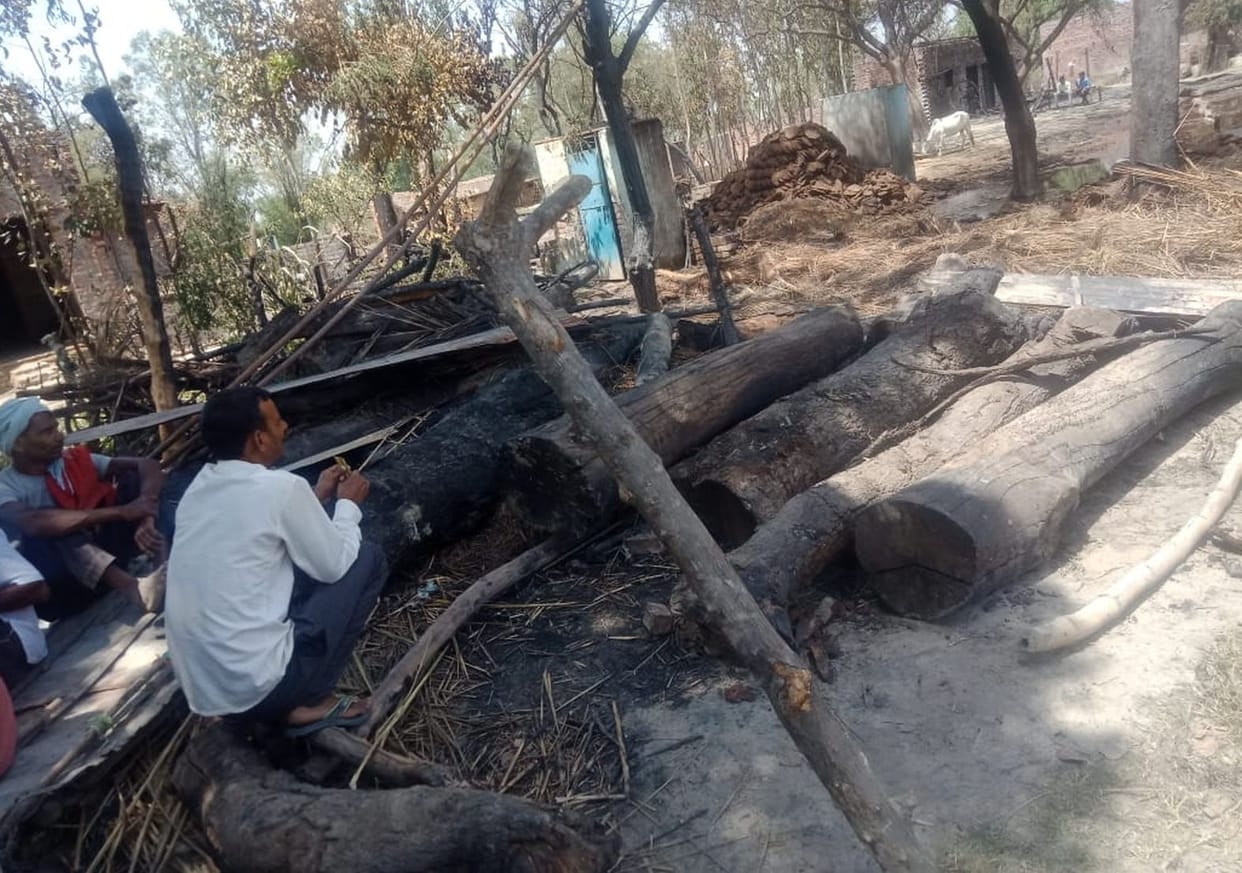 Fire burnt nine huts, loss of two lakhs