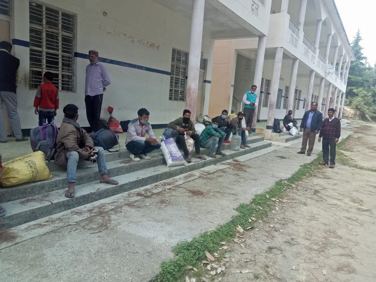 16 workers set out on foot to go to Nepal