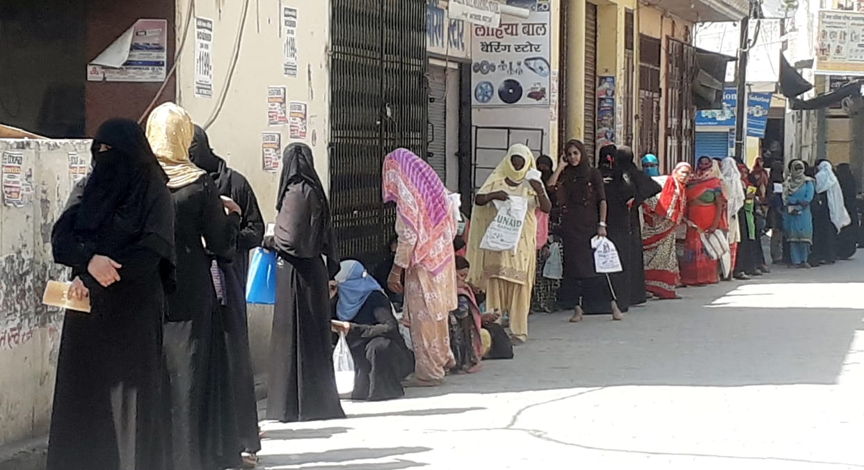 Crowd in banks, line kept long