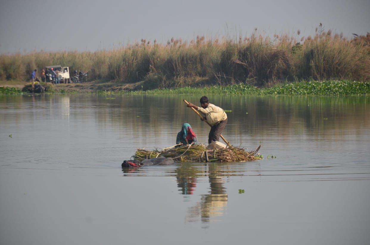 Farmers cross the Ganges after risking their lives