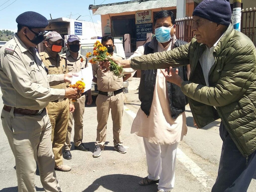 Thanked the policemen by offering flowers