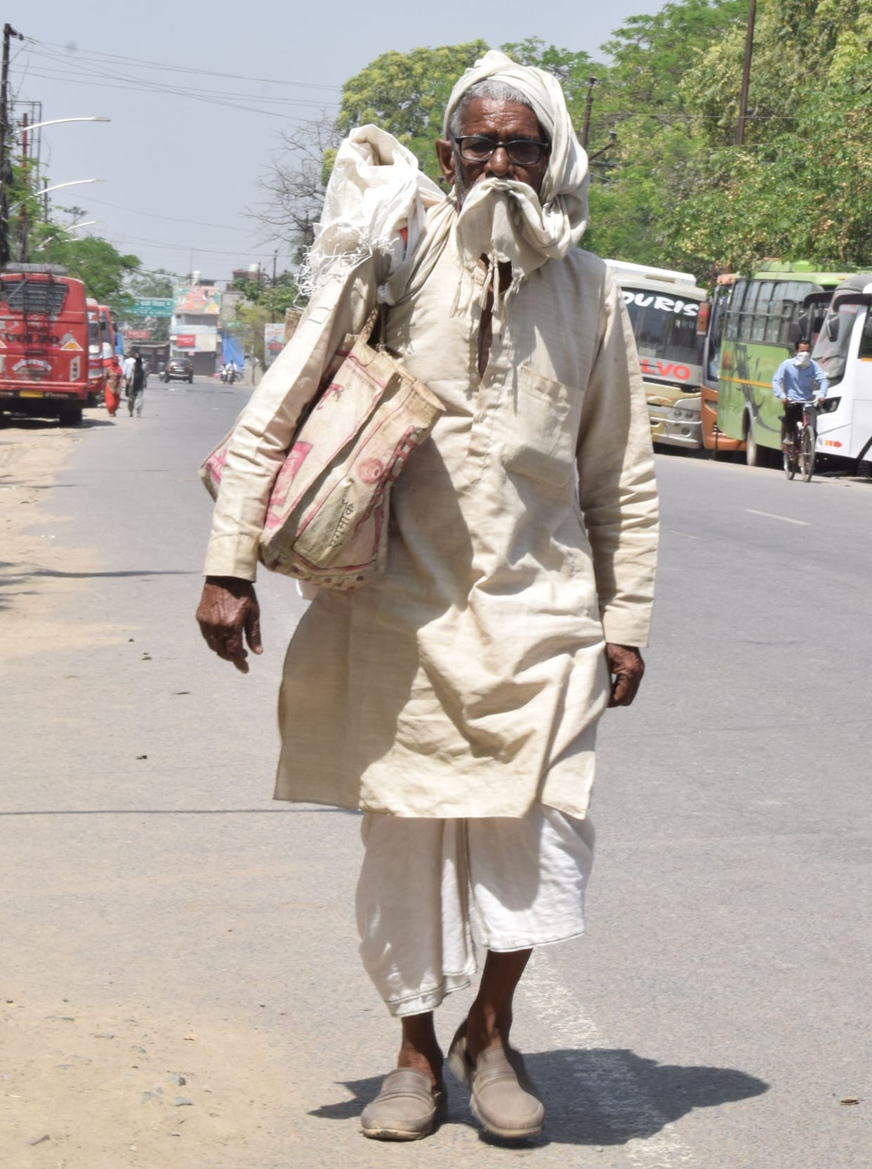 old man walk 32 km due to lockdown