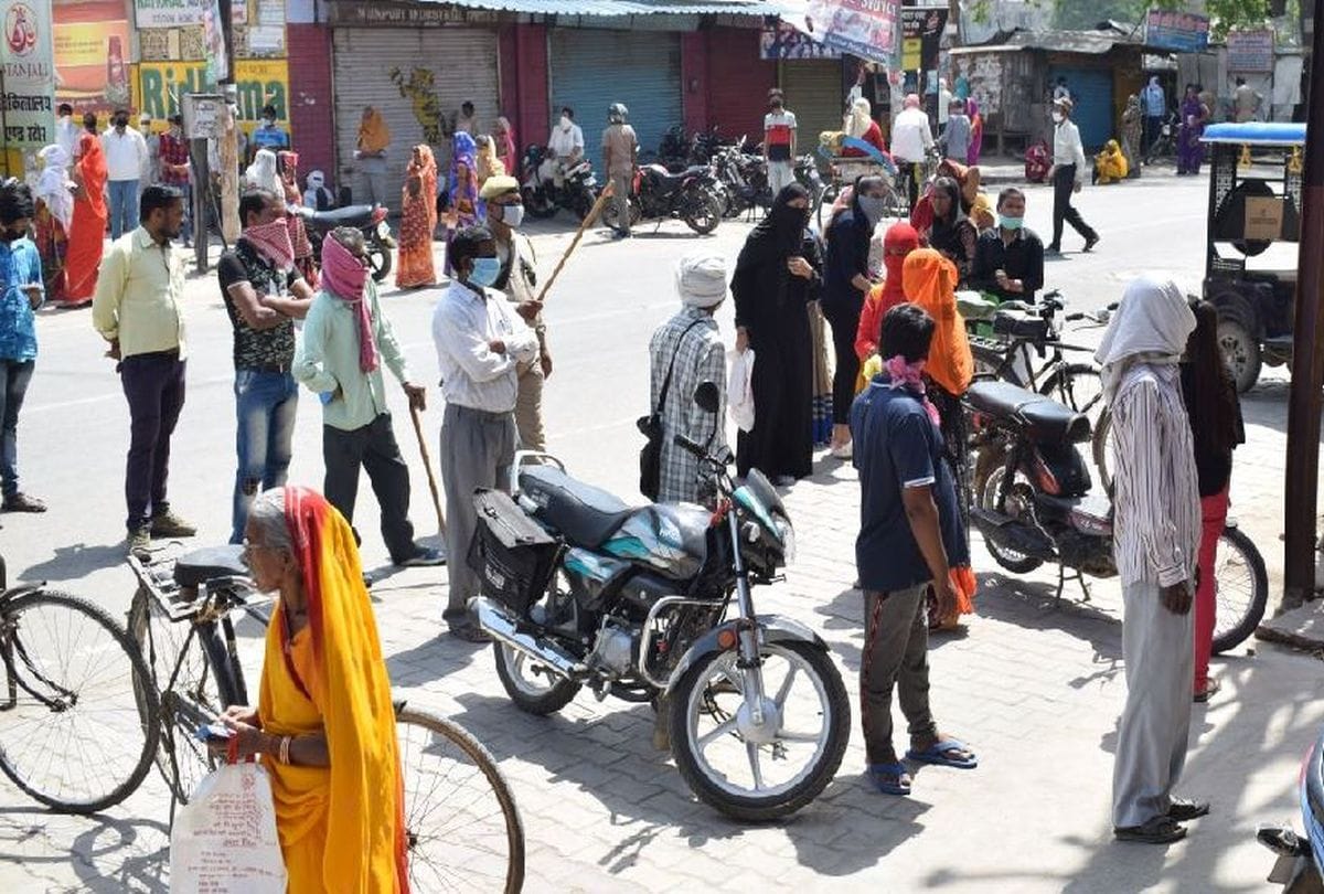people ignore social distance at banks in mainpuri