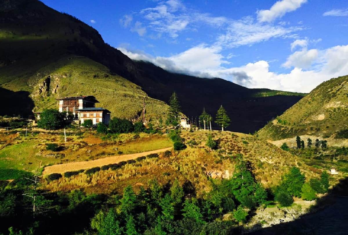 know about landlocked country bhutan which have not navy and airforce