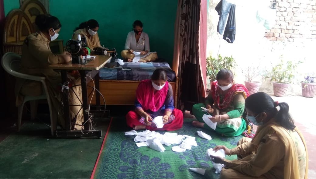 sewadar making clouthes masks
