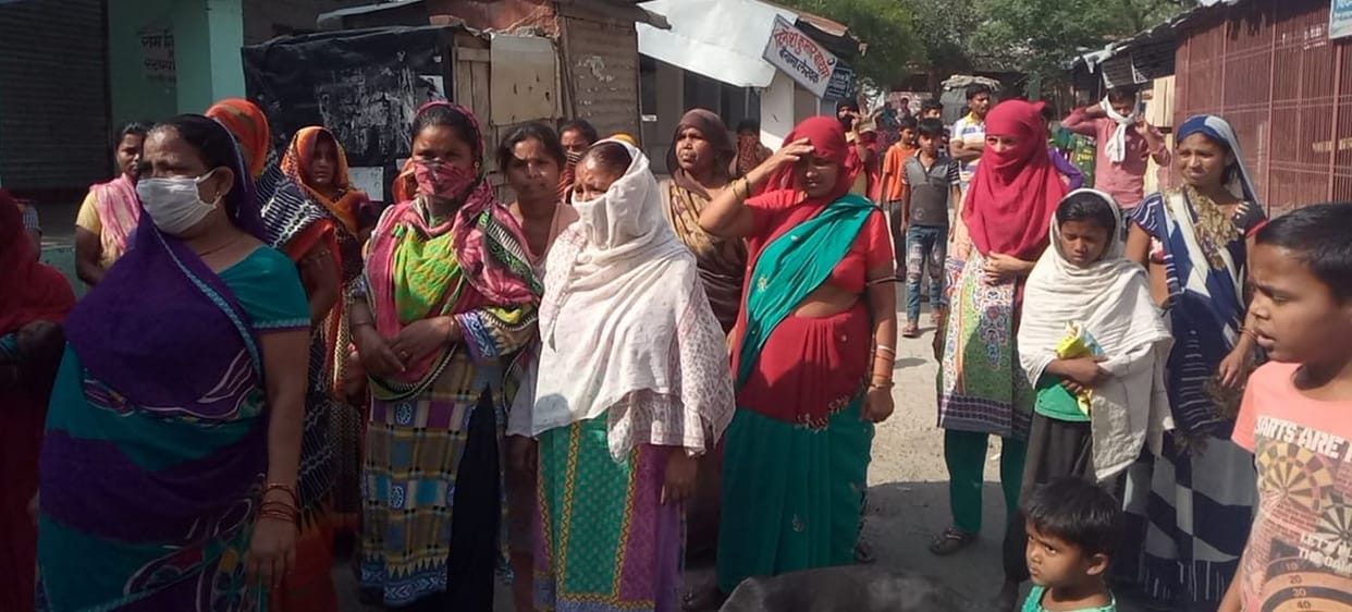 Women, children reached tehsil in the group on notice of getting ration