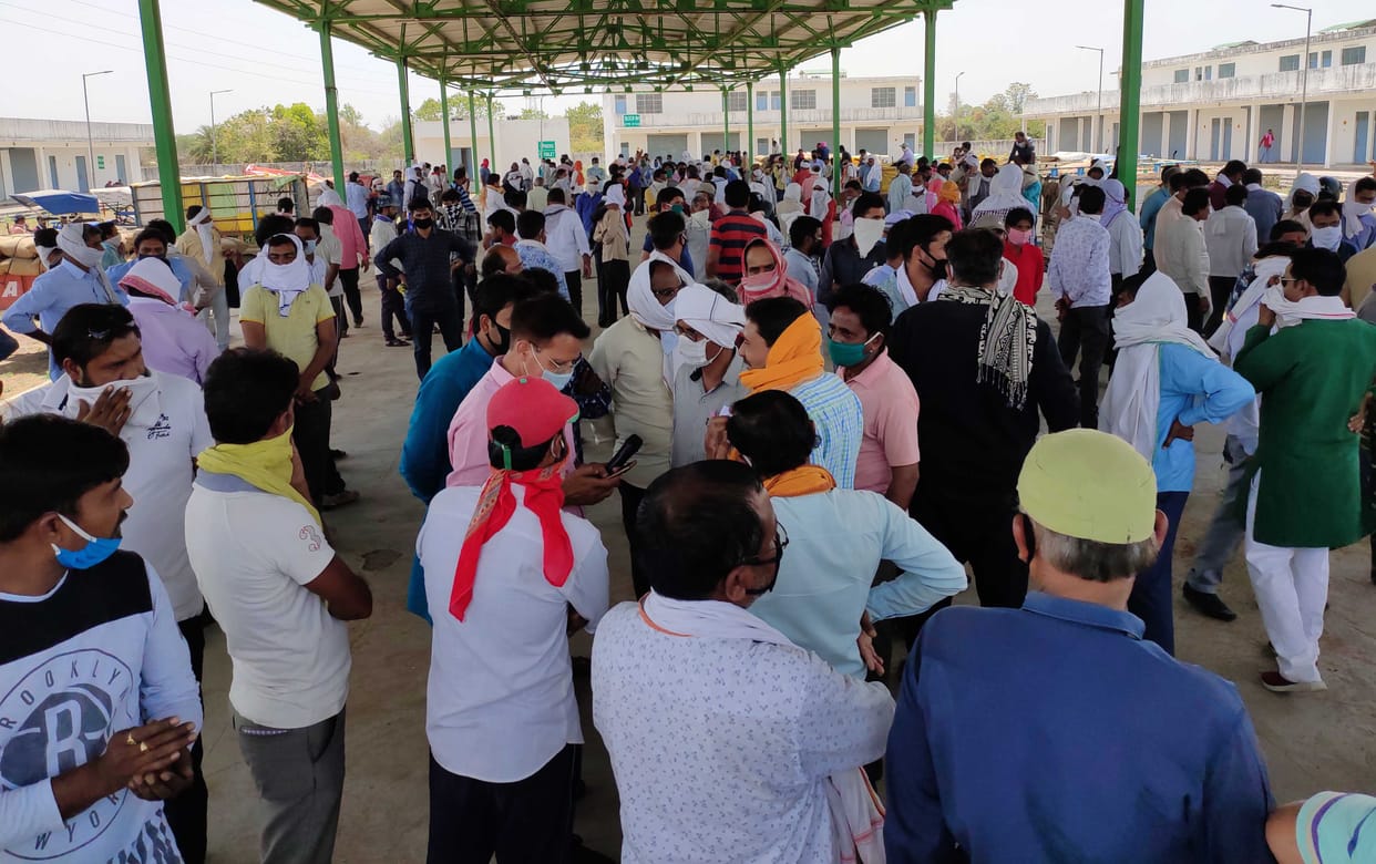 no social distancing in mandi