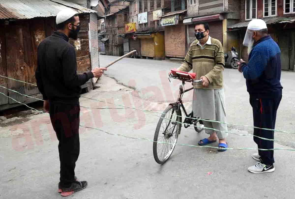 Coronavirus in Jammu Kashmir (J&K) news in Hindi, kashmir Valley youth with soldiers in battle against Corona