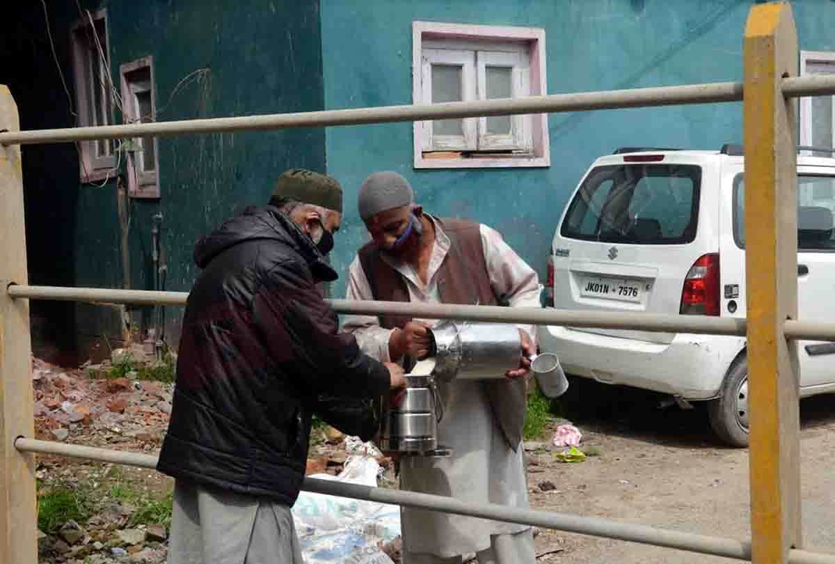 Coronavirus in Jammu Kashmir (J&K) news in Hindi, kashmir Valley youth with soldiers in battle against Corona