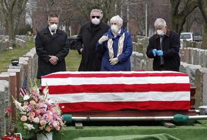 माल्डेन में अमेरिकी वायु सेना की पूर्व अधिकारी 93 वर्षीय मैरी फॉले के अंतिम संस्कार के दौरान लॉकडाउन की वजह से चंद लोग ही मौजूद रहे।