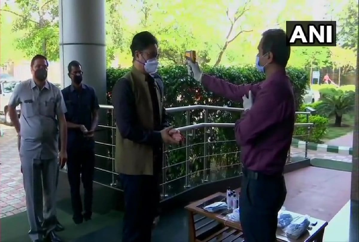 Coronavirus India: Union ministers and senior officials are reaching office after PM Narendra Modi instructions