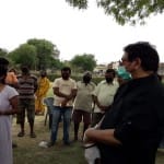 होटल में फंसे अगरतला के लोगों से बात करते आगरा के सांसद प्रो. एसपी सिंह बघेल