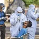 लखनऊ में कोरोना की जांच के लिए नमूना एकत्र करता स्वास्थ्य कर्मी।