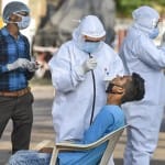 कोरोना वायरस की जांच करते स्वास्थ्यकर्मी (फाइल फोटो)