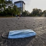 लापरवाही: दिल्ली में अशोक रोड पर फेंका गया मास्क।