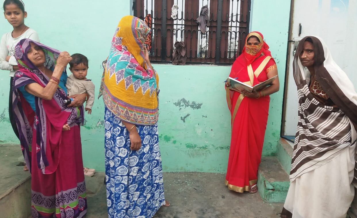 Hathras: Anganwadi and Asha workers searching from house to house
