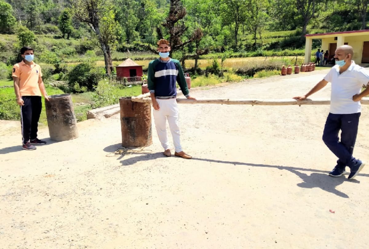 youth are patrolling in arki during curfew, ban on entry of outsider