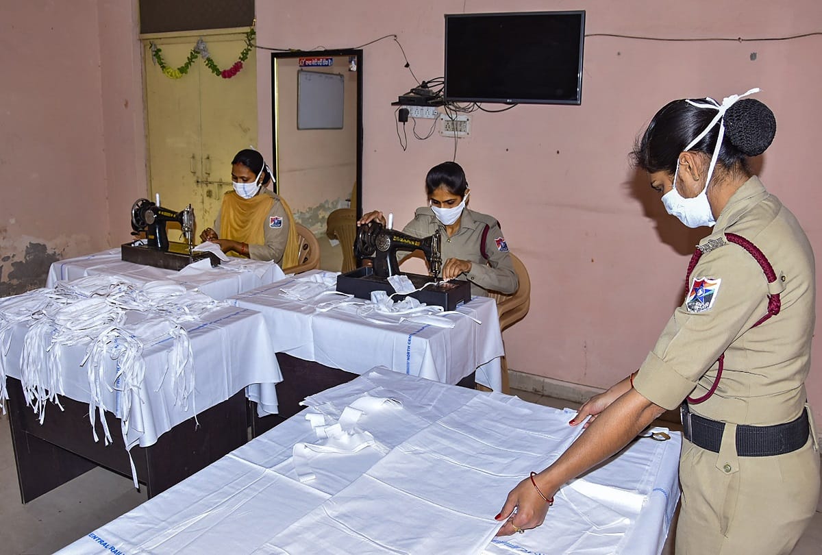 delhi lady police constables make one thousand mask daily after duty