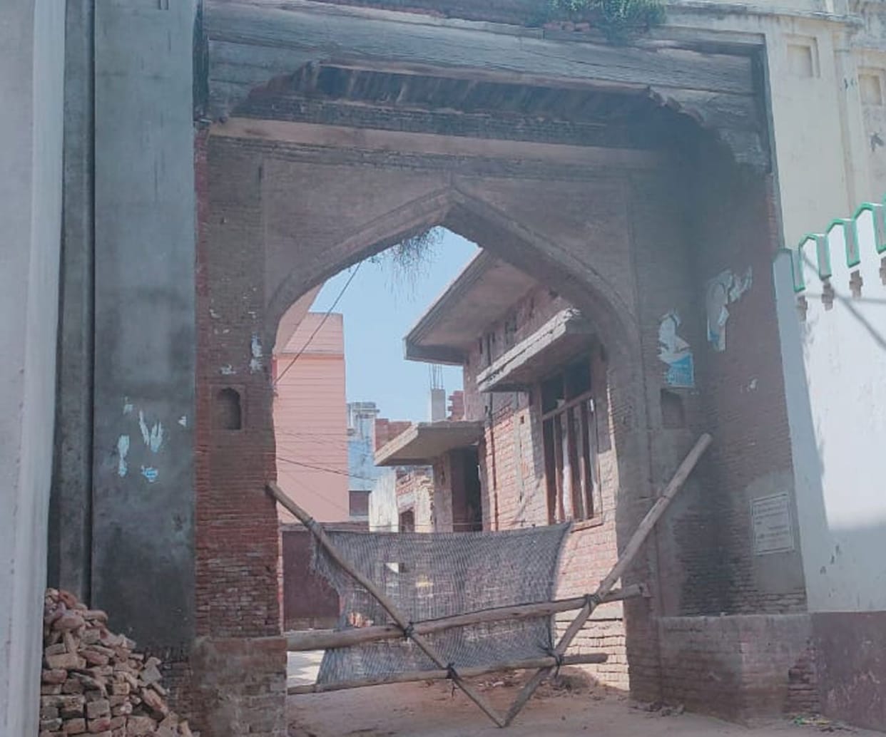 Restrictions on outsiders coming to the locality