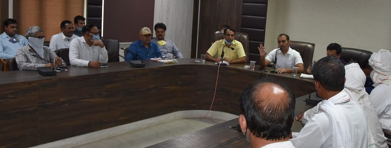 meeting,farmar,with district administration