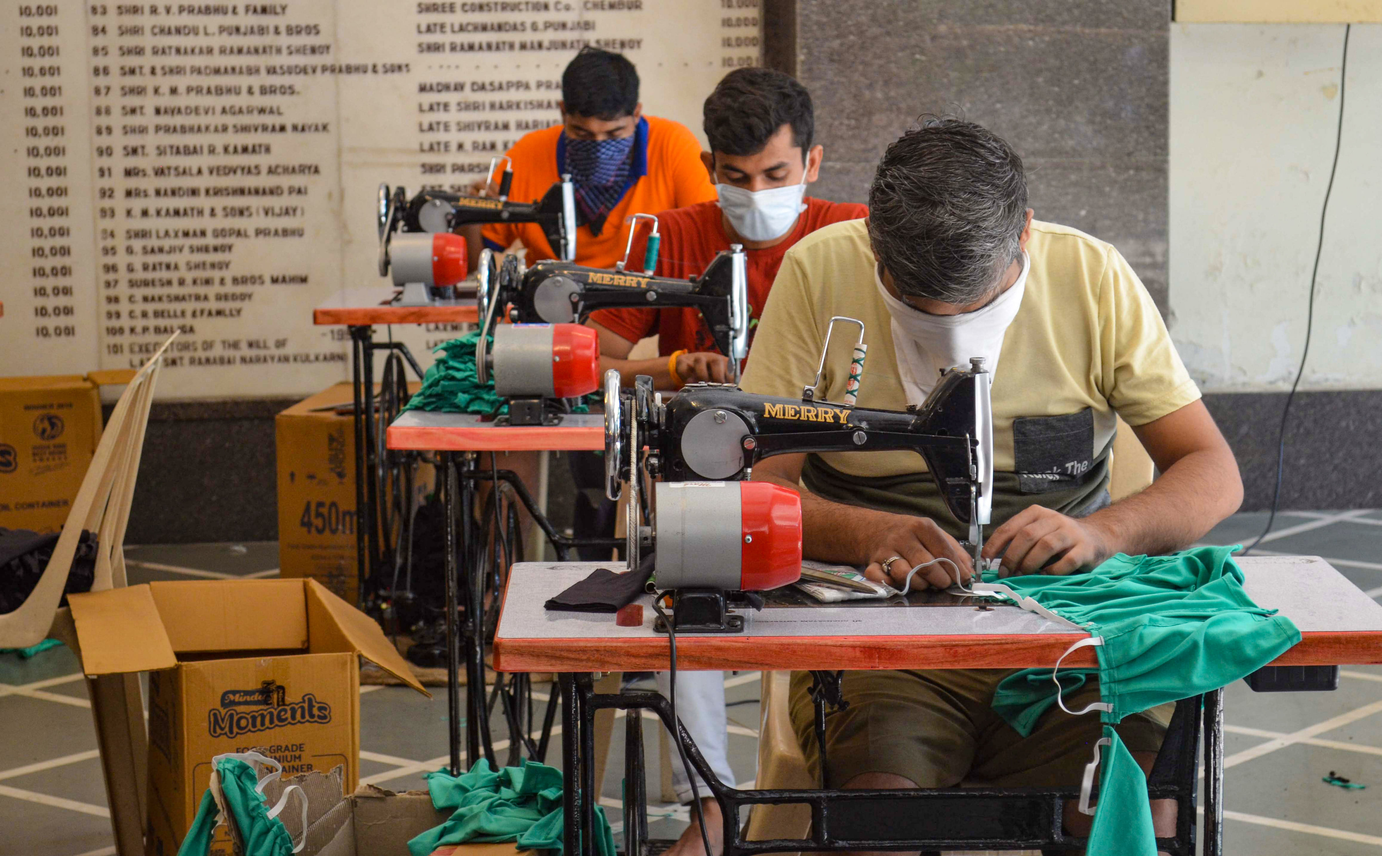 मास्क बनाते लोग