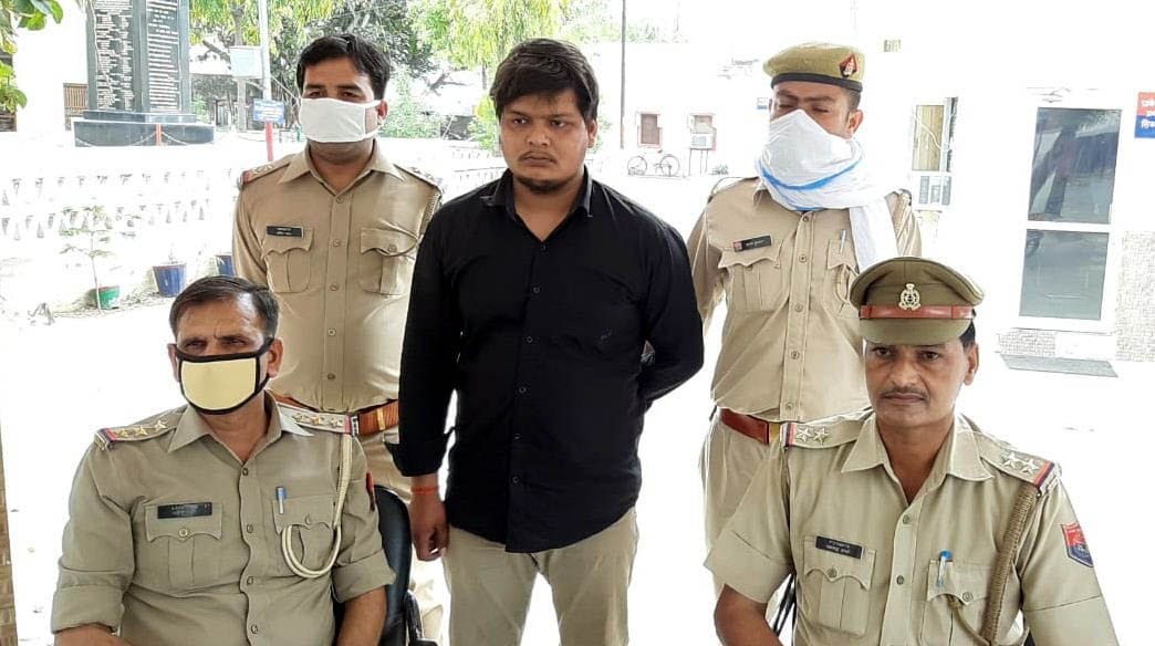 Hathras: Accused of demanding bribe of one lakh rupees by calling himself SDM arrested
