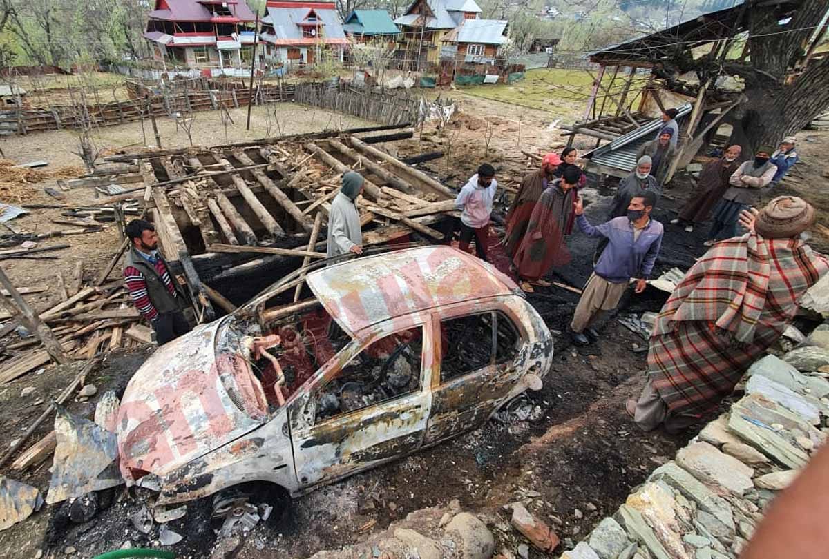 Army help of people affected by Pakistani shelling in jammu kashmir