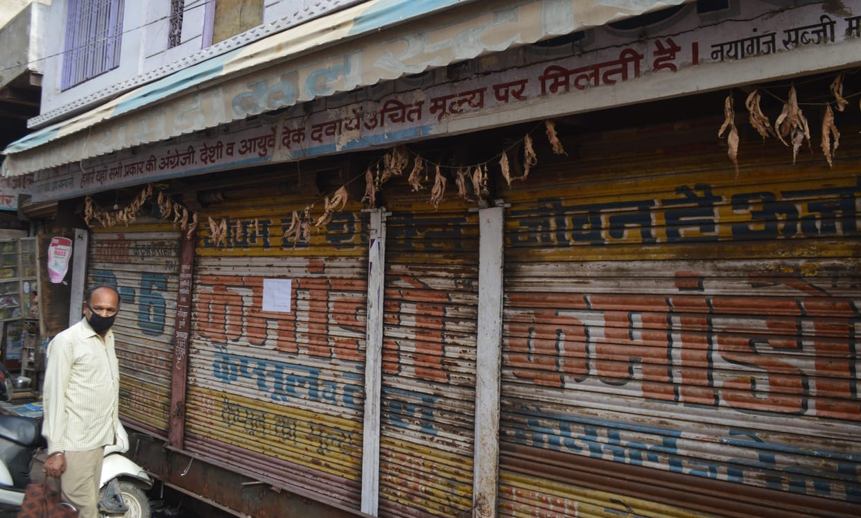 Hathras: Locks at the drugstores hanging all day, patients and timers worried