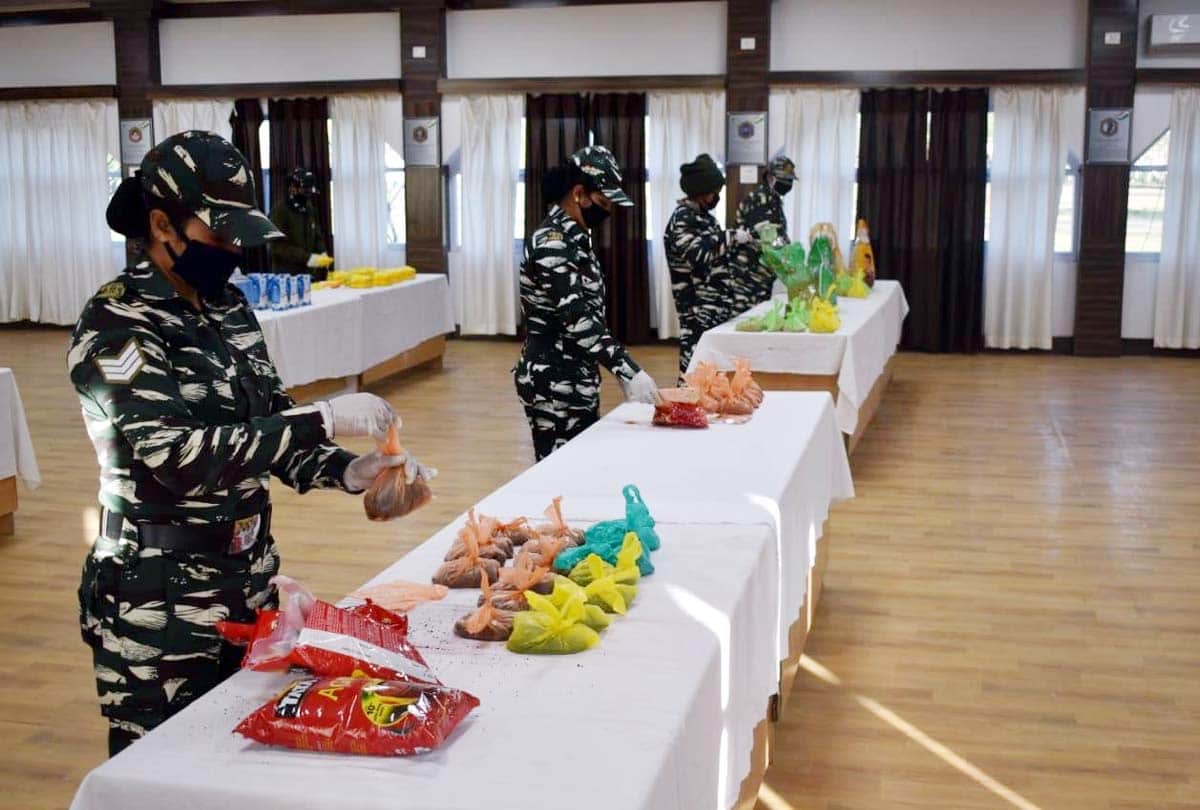 crpf india women warriors making food packets to be distributed amongst needy under Madadgar CAFY scheme