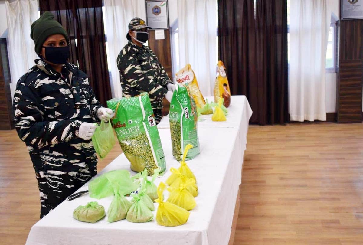 crpf india women warriors making food packets to be distributed amongst needy under Madadgar CAFY scheme