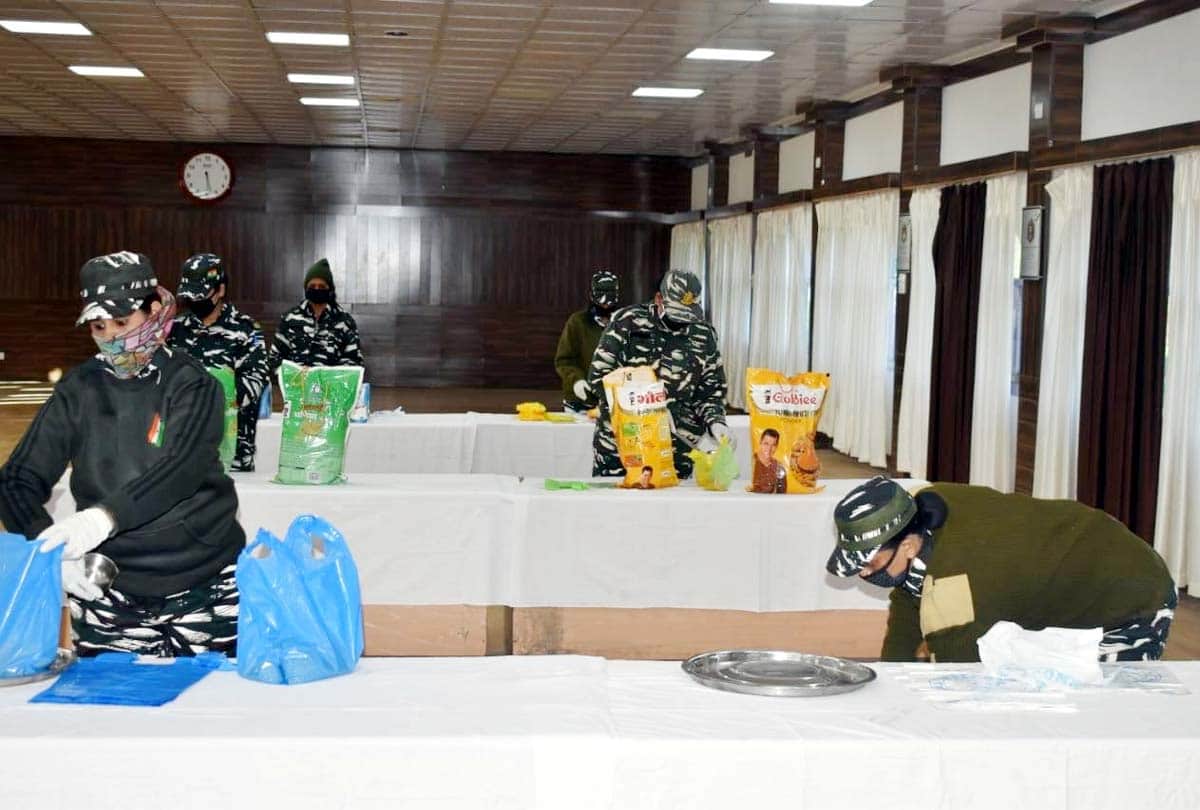 crpf india women warriors making food packets to be distributed amongst needy under Madadgar CAFY scheme