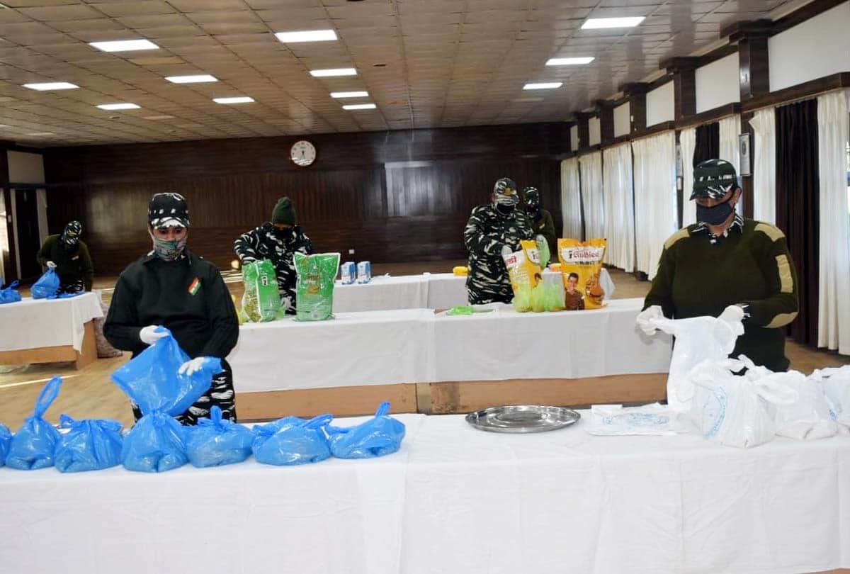 crpf india women warriors making food packets to be distributed amongst needy under Madadgar CAFY scheme