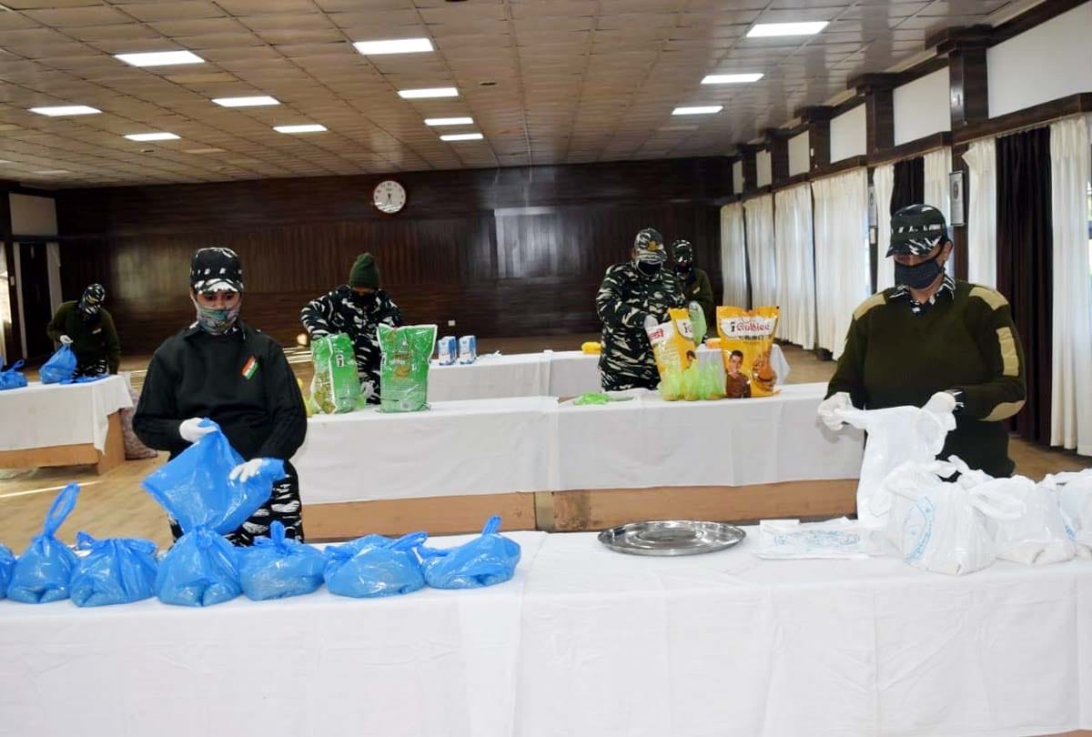 crpf india women warriors making food packets to be distributed amongst needy under Madadgar CAFY scheme