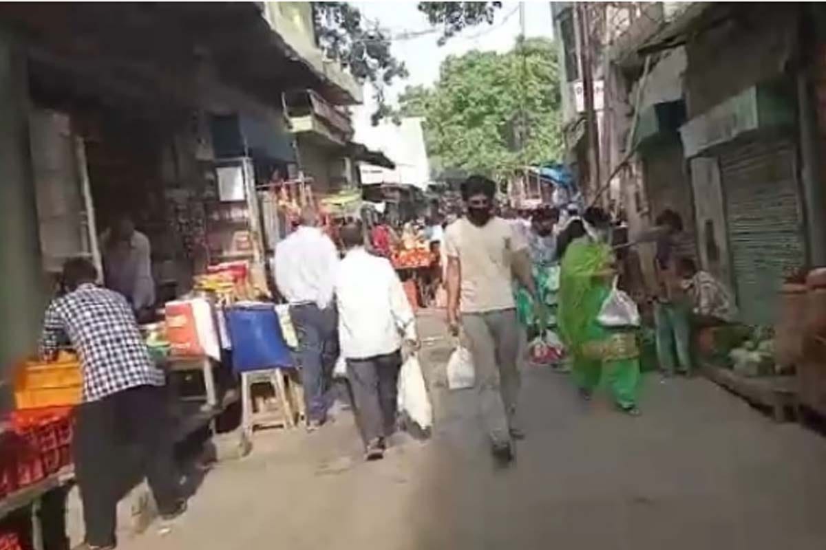 Lockdown increased for 3rd May in India, people run to shops to be necessary items in West UP