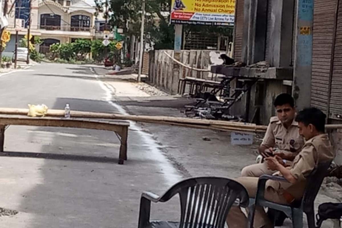 Lockdown increased for 3rd May in India, people run to shops to be necessary items in West UP