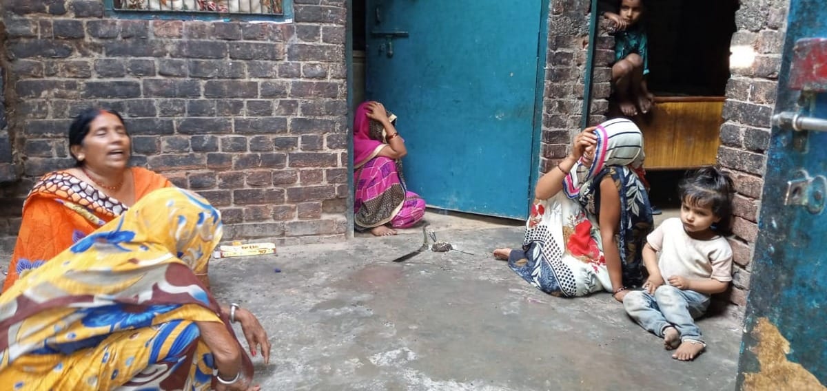 mother with his daughter fall in well died in chandauli